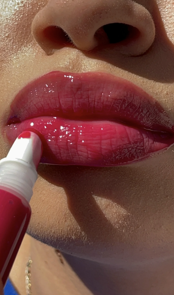 Fruit-Infused Moisturizing Lip Oil with Soft Brush